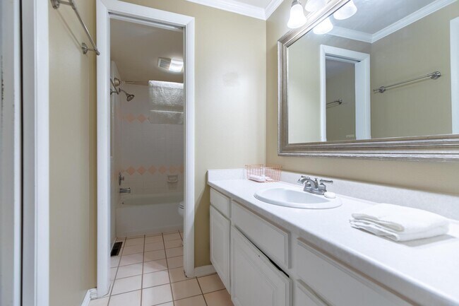 Building Photo - 531 Edgehill Dr