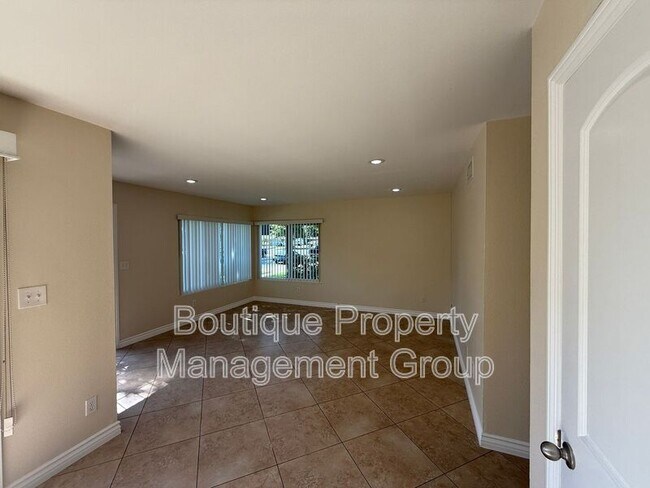 Building Photo - 1126 S Clifpark Cir