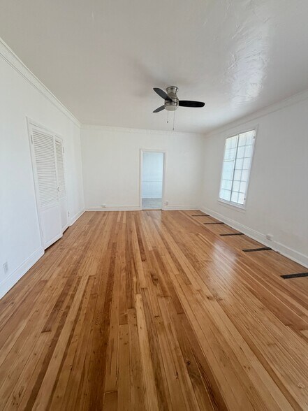 Building Photo - 318 S Kingsley Dr