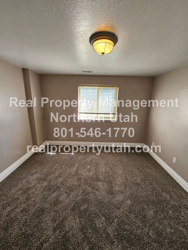 Building Photo - Stunning 7 Bedroom Home in West Point Avai...