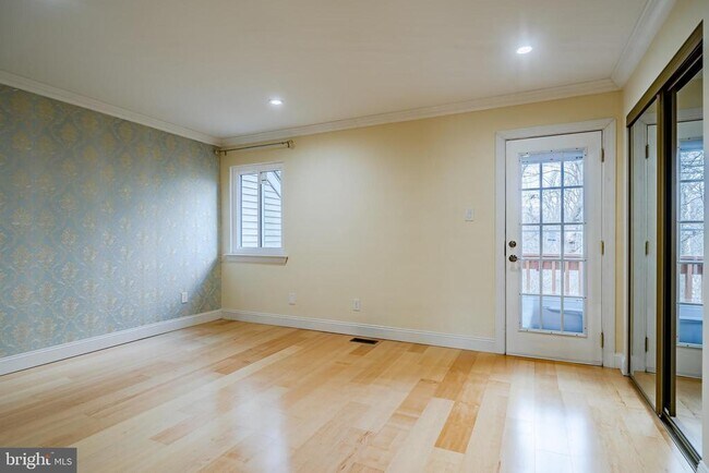 Building Photo - 227 Carriage Ct