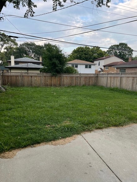 Building Photo - 634 Lawler Ave