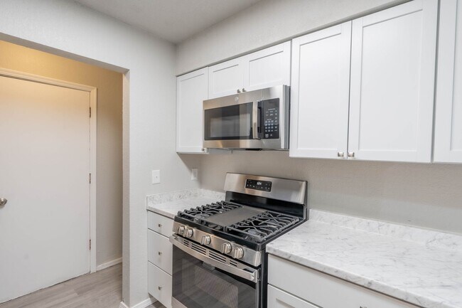 Building Photo - 1355 E 60th St
