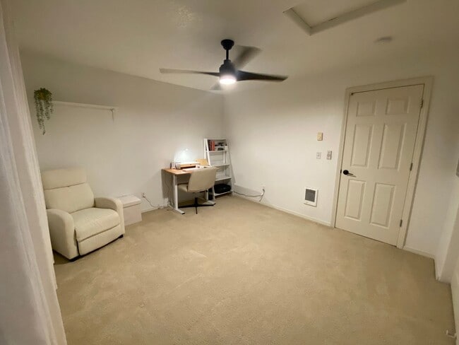 Building Photo - Location Location Location ~2 Bedroom 2.5 bath near OSU!