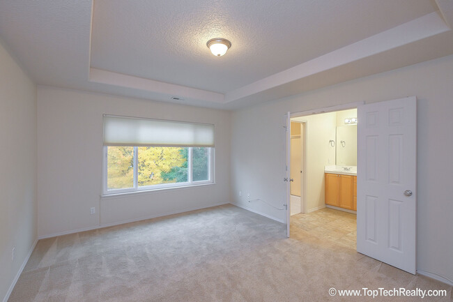 Building Photo - Beautiful 4 Bedrm* 2.5 Bath* Single Family...