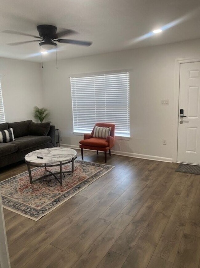 Building Photo - Fully Renovated 1x1 in amazing location!