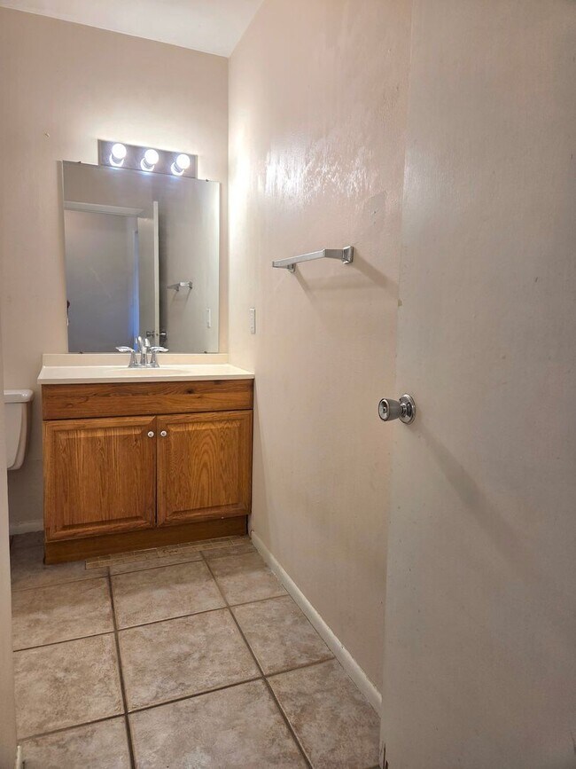 Building Photo - NEW PRICE / N Tamiami Trail / Townhouse