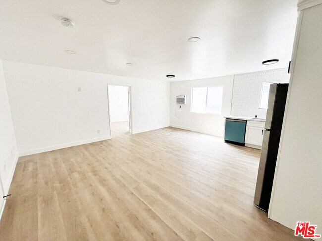 Building Photo - 5440 Carlton Way