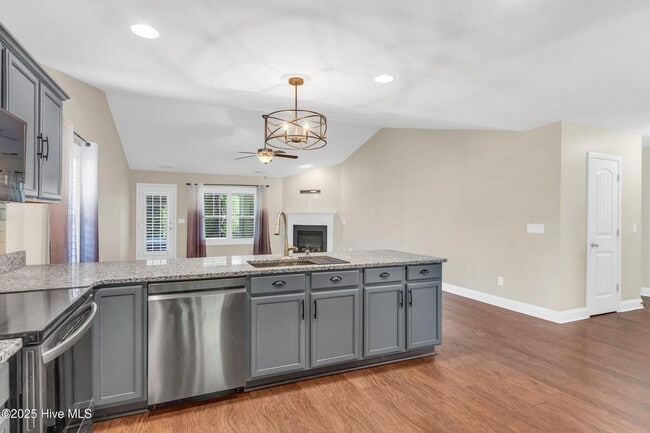Building Photo - 3 Bed 2 Bath w/ a Bonus in Vineyard Plantation!