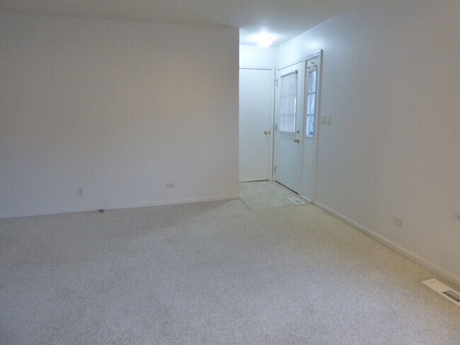 Building Photo - Beautiful 2 bd 1 1/2 ba as soon as July 1 move-in. Great Vernon Hills location!