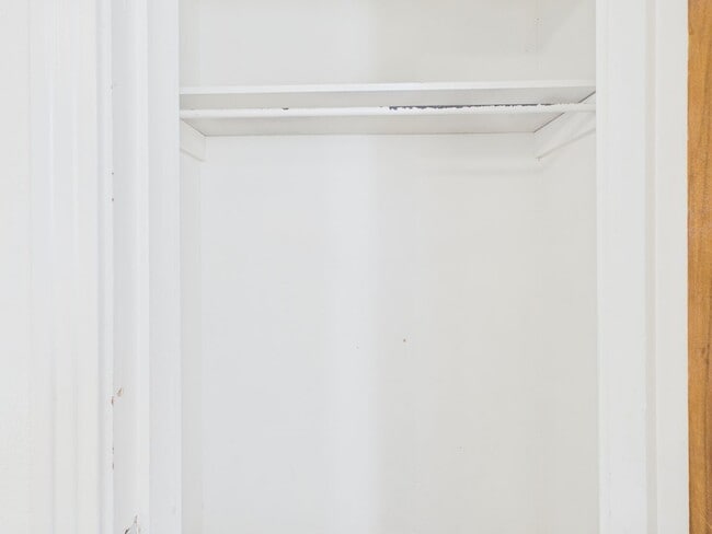 Building Photo - Spacious 2 bedroom 2 living areas 1 bath with a garage!