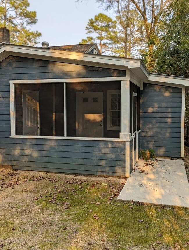 Building Photo - Rare.....One Bedroom One Bathroom Unit Available In Midtown!
