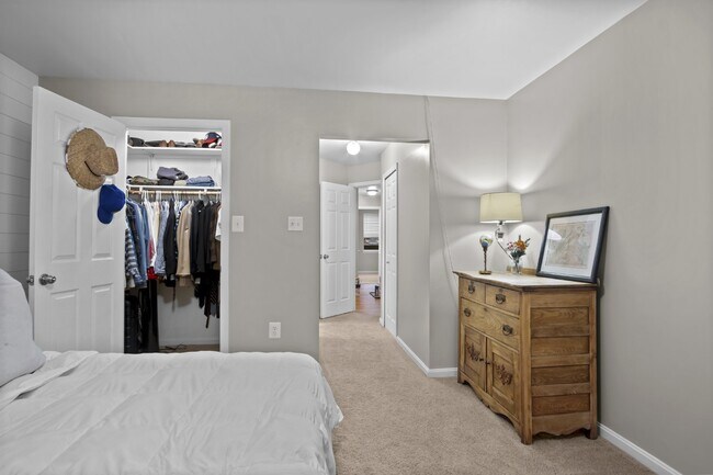 Building Photo - Comfortable, convenient, and well located Ashburn condo.