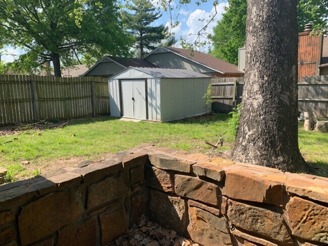 Building Photo - 1529 E 68th Pl