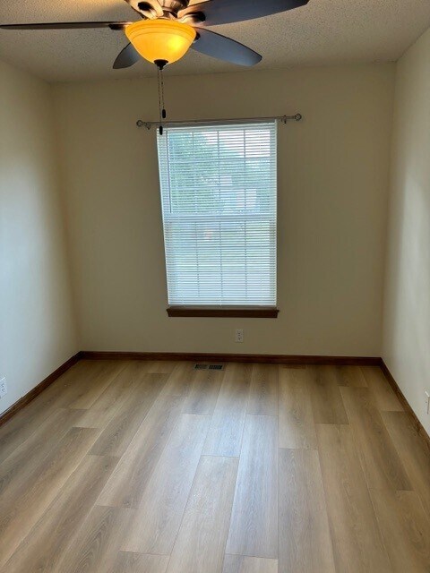 Building Photo - 1329 E 21st Ter