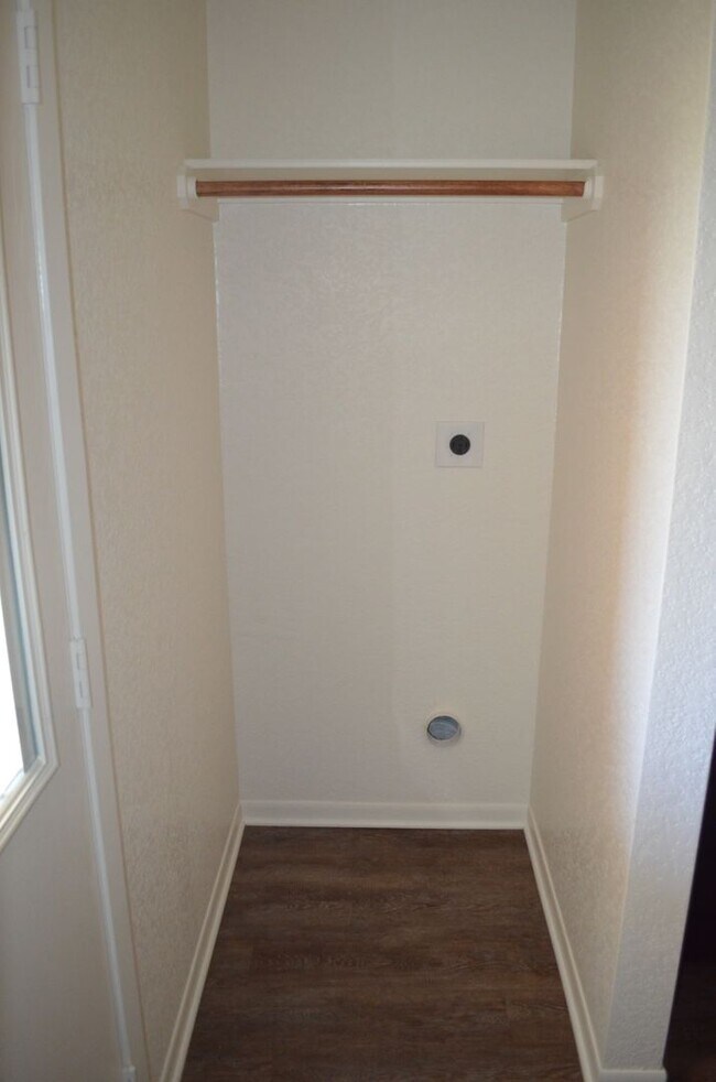 Building Photo - 400 Elbert Ln