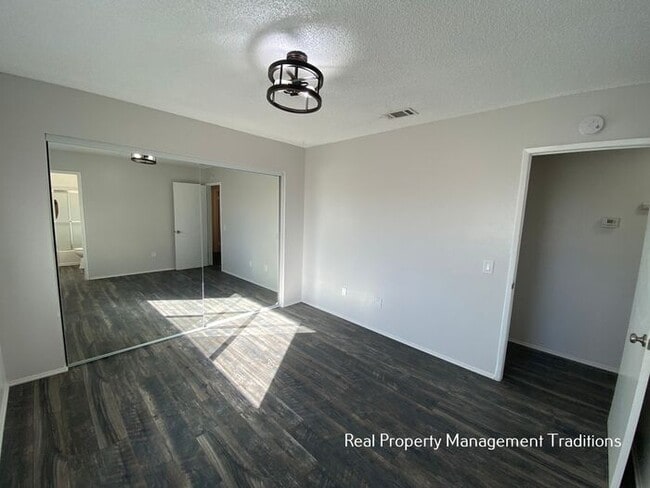 Building Photo - Lake Los Angeles 3 + 2 with HUGE yard!