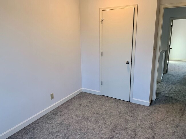 Building Photo - 3 Bedroom 2 bath TownHome