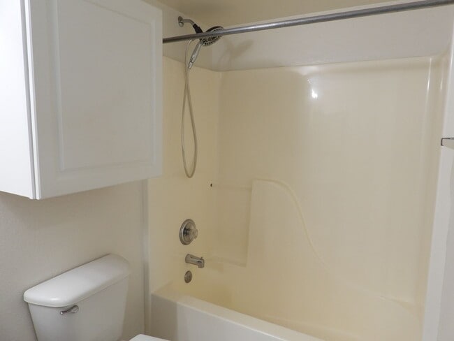 Building Photo - 5 bedroom 3 bath