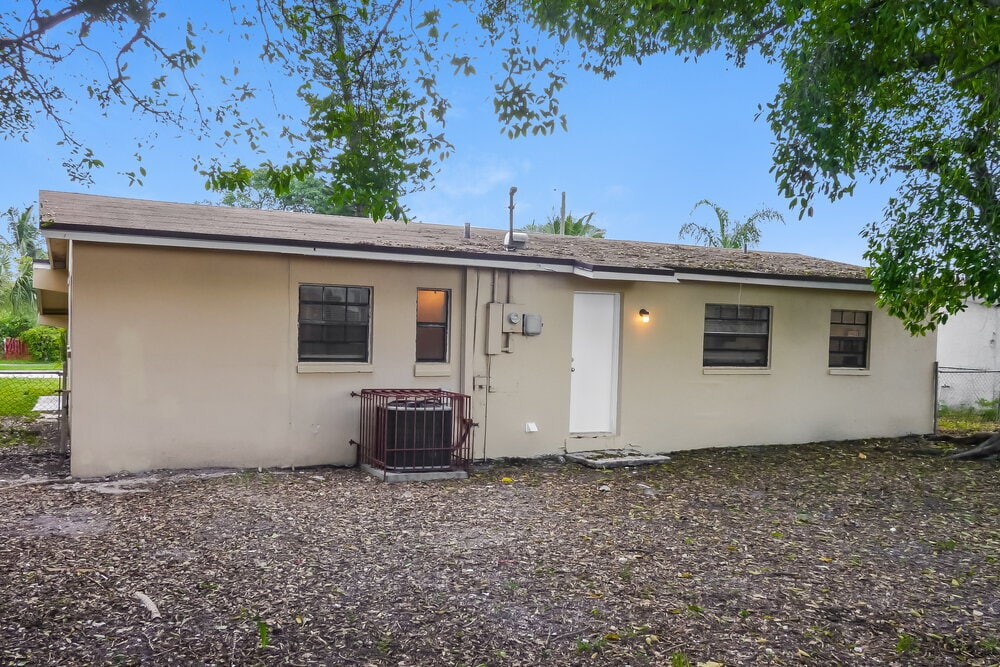 Building Photo - 3401 NW 18th Pl