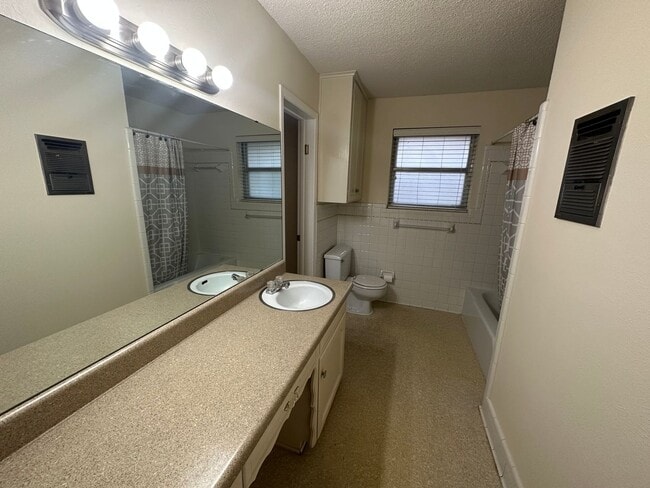 Building Photo - COMING SOON--Spacious 3 Bedroom 2 Bath Hom...