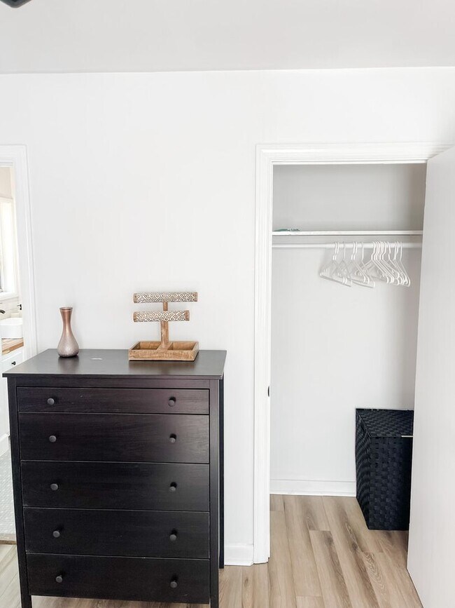 Building Photo - Charming Apt near Savannah's Historic District! Unit 1