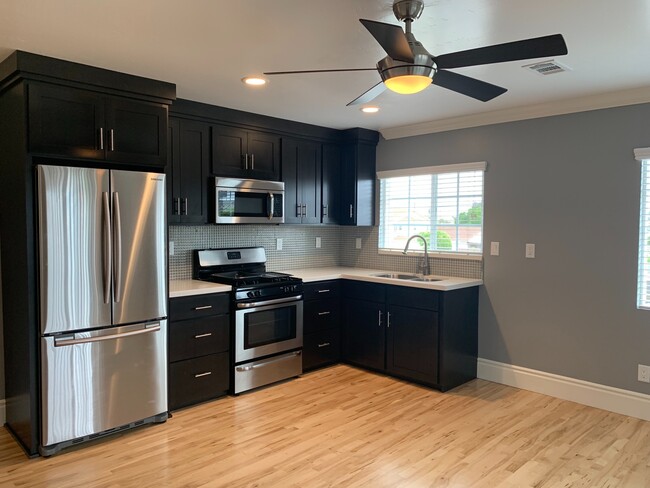 Building Photo - UPSTAIRS UNIT! Washer&Dryer! Assigned Park...
