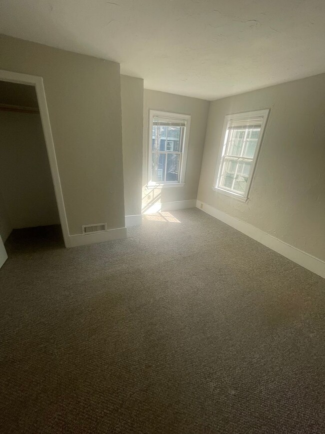 Building Photo - Large 3 bed located next to the Commuter R...