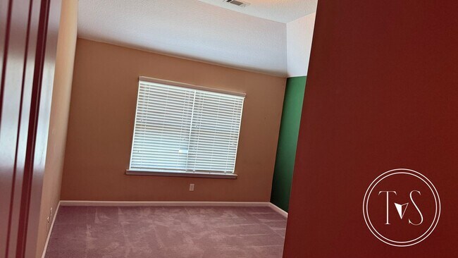 Building Photo - 639 Red Oak Ln