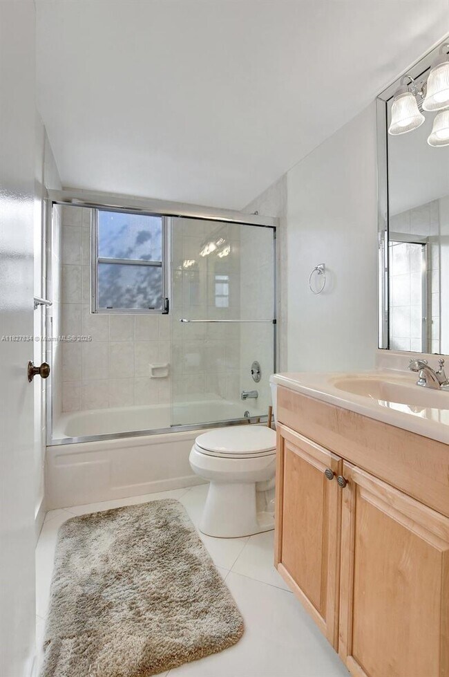 Building Photo - 7300 Lake Cir Dr