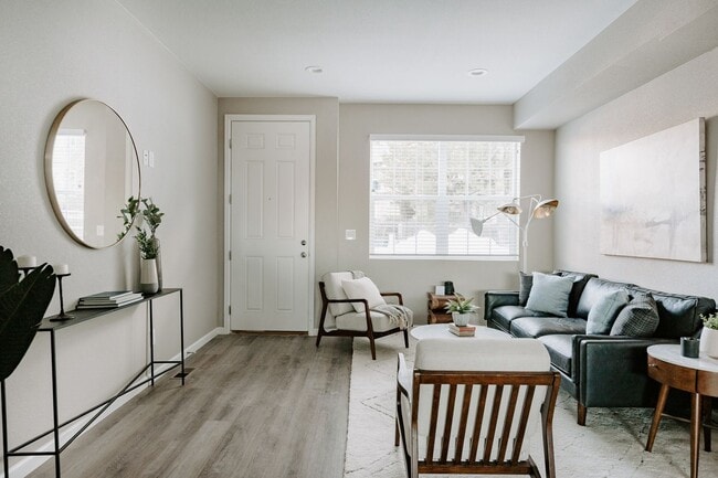 Building Photo - Stunning 2023 - Built Townhome near Edgewater
