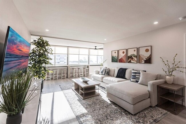 Building Photo - 1125 W Peppertree Dr