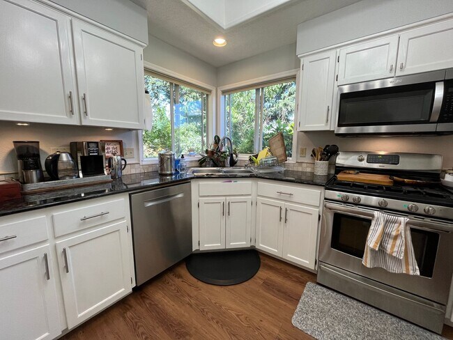 Building Photo - Beautiful 4Bd + 3Ba in Portland!! Offers Beautiful Outdoor Views and Great Gardening Backyards!!