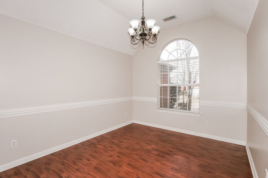 Building Photo - 10255 Green Moss Dr S