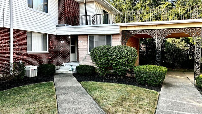 Building Photo - Spacious 3-Bed Townhome with Garage in Day...