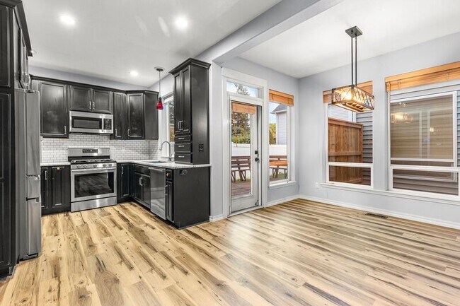 Building Photo - 18438 SE Stephens St