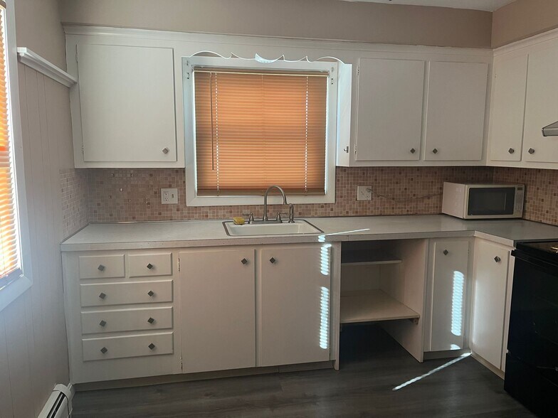 Kitchen (pic #1) - 33 Rose St