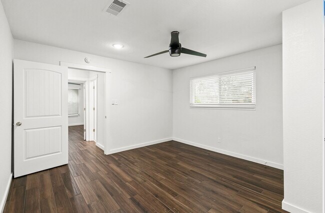 Building Photo - 201 San Saba St