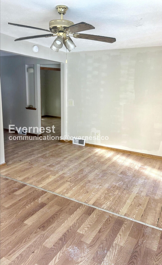 Building Photo - SPECIAL OFFER!! 3 Bed/2 Bath Home with Detached Garage / Pet-Friendly / Vouchers Accepted / Avail...