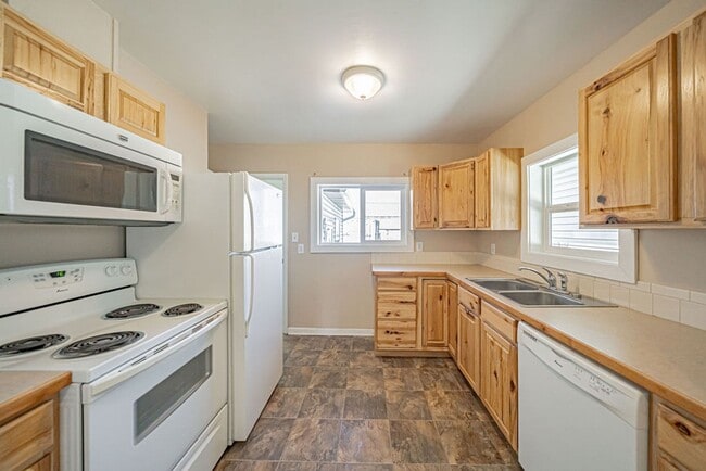 Building Photo - 3 bed 1 bath home recently renovated.