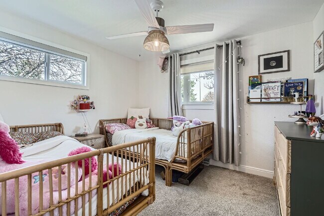 Building Photo - Available June! Charming House for rent in...