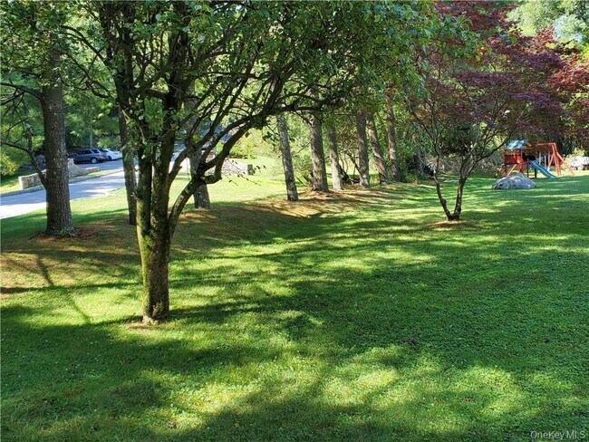 Building Photo - 142 E Sunnyside Ln