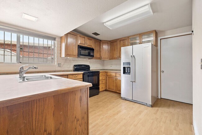 Building Photo - Eastside 4 Bedroom Home with Pool