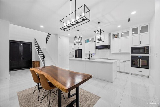 Building Photo - 1615 Lago Delton