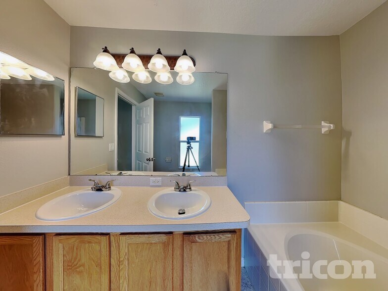 Building Photo - 2020 Nobleton Ave