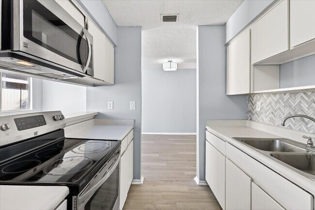 Building Photo - 6118 Hidden Cove