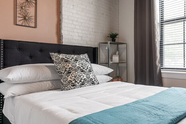 Building Photo - 212 W Roberts Ave