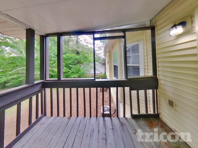 Building Photo - 2407 Windridge Dr NE