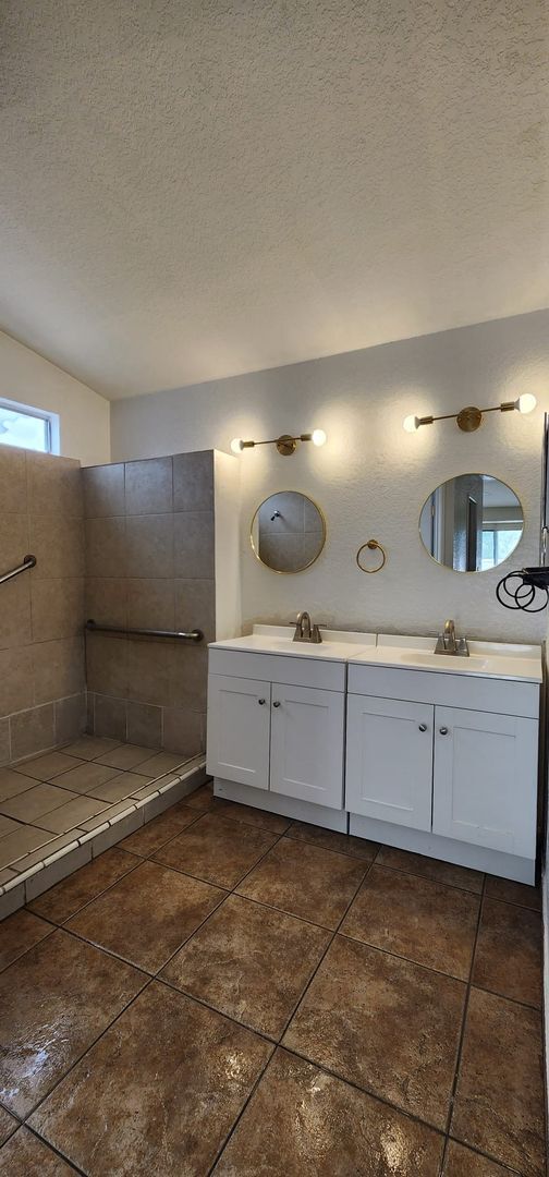 Building Photo - Charming Single Family Home!