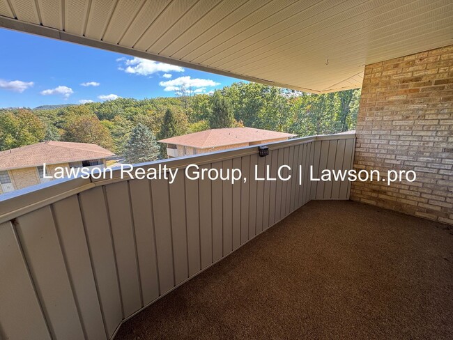 Building Photo - Two Bedroom Condo w/ Updated Kitchen in Hu...